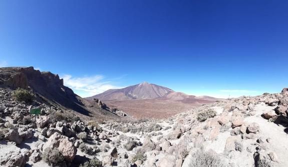 Hiking trail on Mount Teide with 360 views: Guajara