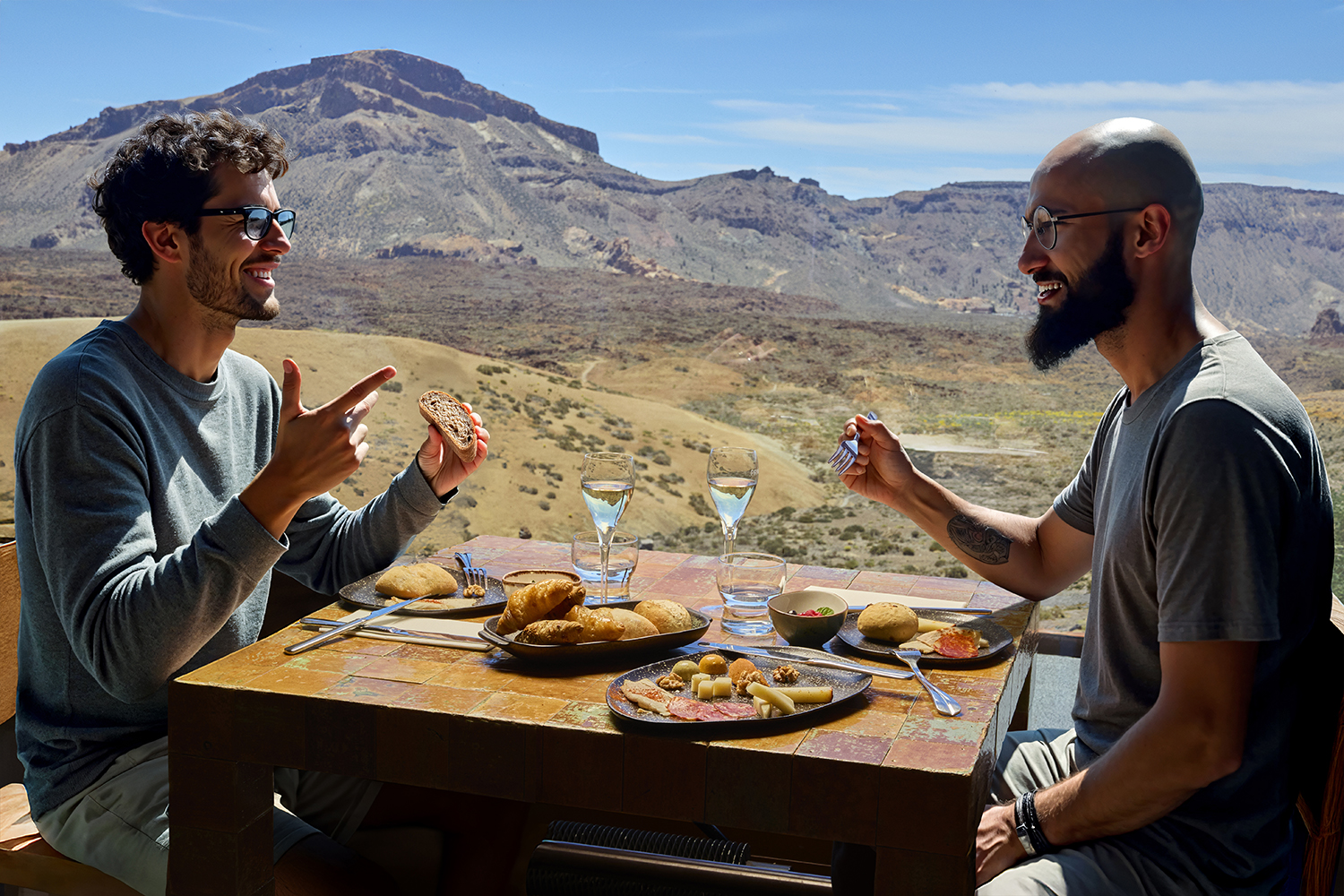 Viajeros tomando un desayuno en el restaurante-cafetería del Centro de Visitantes de Teleférico del Teide Viajeros tomando un desayuno en el restaurante-cafetería del Centro de Visitantes de Teleférico del Teide
