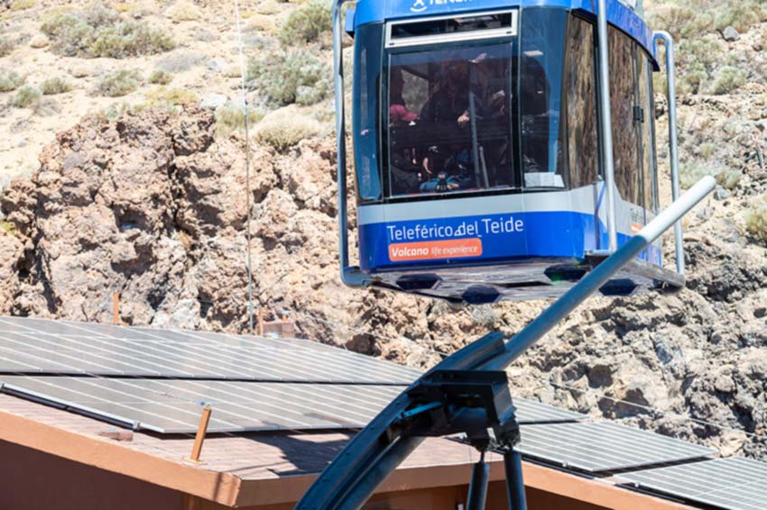 Panele fotowoltaiczne zainstalowane na dachach budynków dolnej stacji Kolejki linowej na Teide