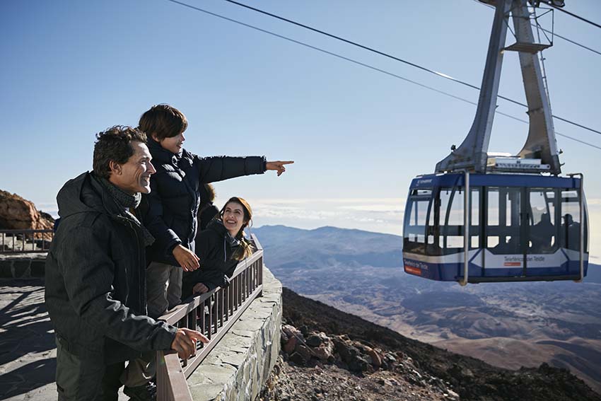 Rodzina uprawia zrównoważoną turystykę na wakacjach z Volcano Teide.