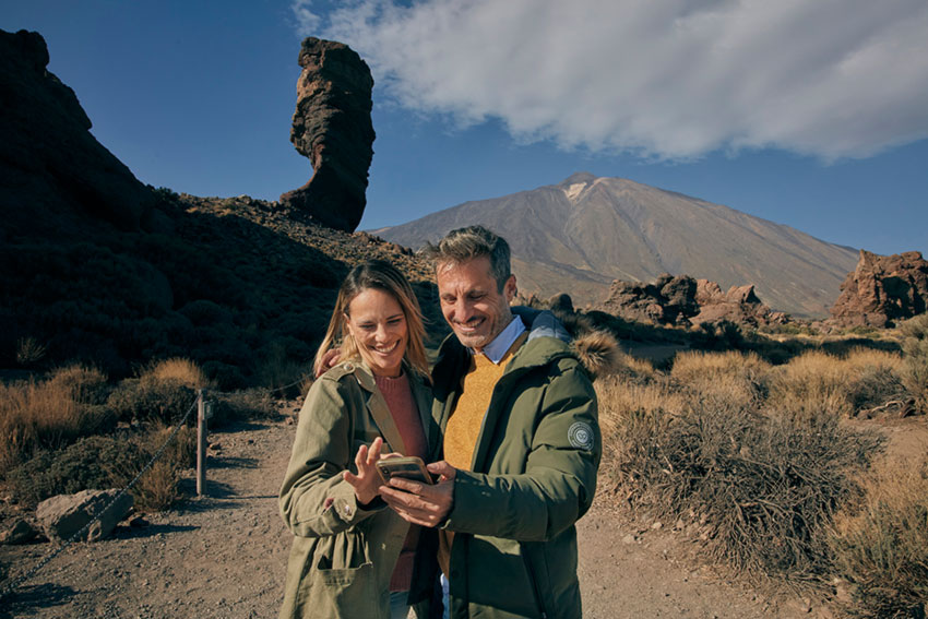 Couple using the Teide Legend audio guide during the Mount Teide Tour without Cable Car excursion