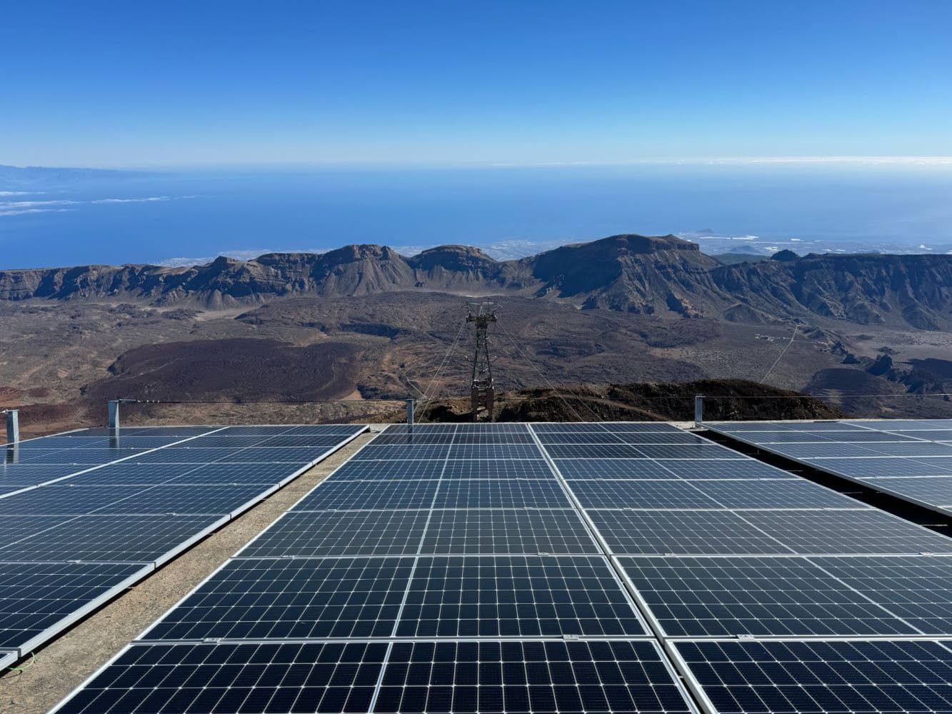 Panele fotowoltaiczne zainstalowane na dachach obiektów kolejki linowej na Teide