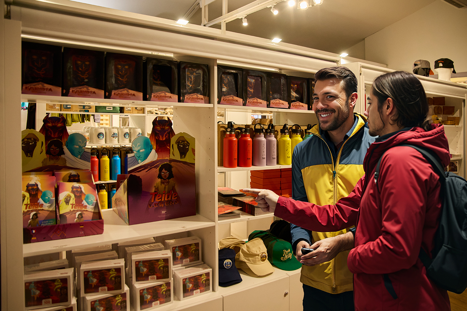 Ein Paar beim Aussuchen ihres Geschenks im offiziellen Souvenirshop des Besucherzentrums der Teide-Seilbahn Ein Paar beim Aussuchen ihres Geschenks im offiziellen Souvenirshop des Besucherzentrums der Teide-Seilbahn