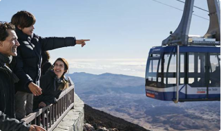 Eine Familie genießt ihr Geschenk auf dem Teide